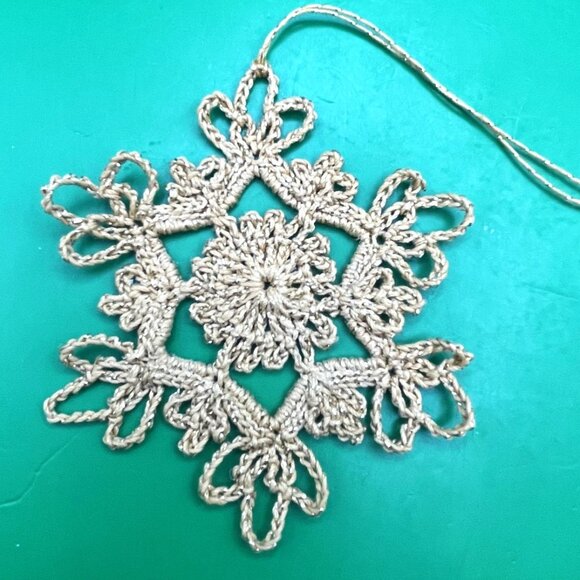 Lot of 6 VTG Handmade Crochet Snowflake Ornaments 1980s Metallic Holiday Décor - Picture 7 of 8